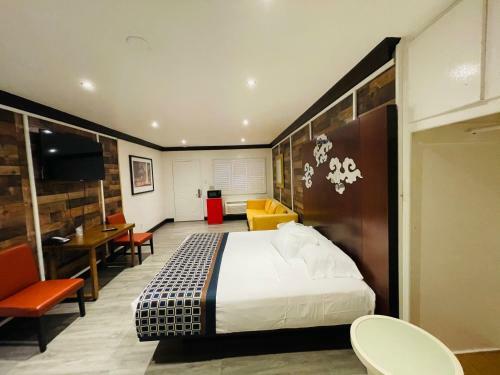 Hotel Casa Blanca Inn & Suites