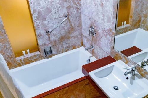 Hotel Crown Regency Beach Resort