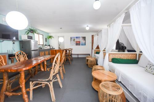 Hostal 8 Colors Beach House Resort