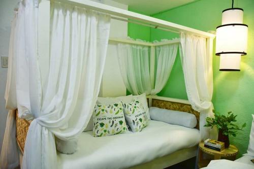 Hostal 8 Colors Beach House Resort