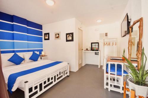 Hostal 8 Colors Beach House Resort