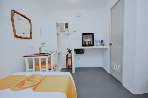 Hostal 8 Colors Beach House Resort