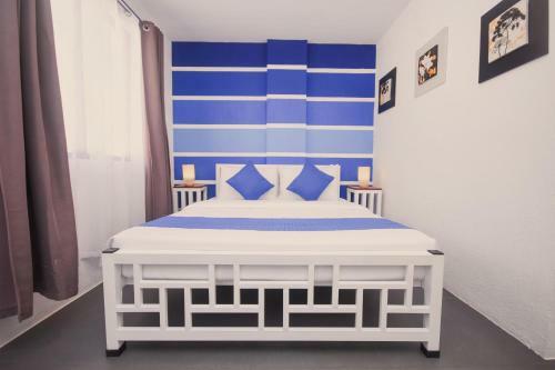 Hostal 8 Colors Beach House Resort
