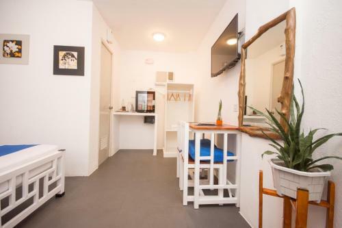 Hostal 8 Colors Beach House Resort