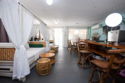 Hostal 8 Colors Beach House Resort