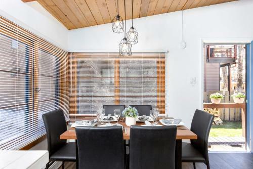 Updated, Spacious & Customizable 2 Br - Bbq, Backyard, Walk To Everything!