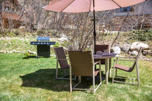 Updated, Spacious & Customizable 2 Br - Bbq, Backyard, Walk To Everything!