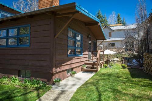 Updated, Spacious & Customizable 2 Br - Bbq, Backyard, Walk To Everything!