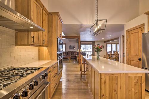 Upscale House On Eaglevail Golf Course With Hot Tub!