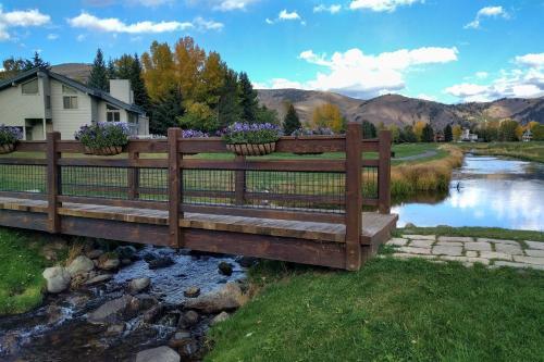 Upscale House On Eaglevail Golf Course With Hot Tub!