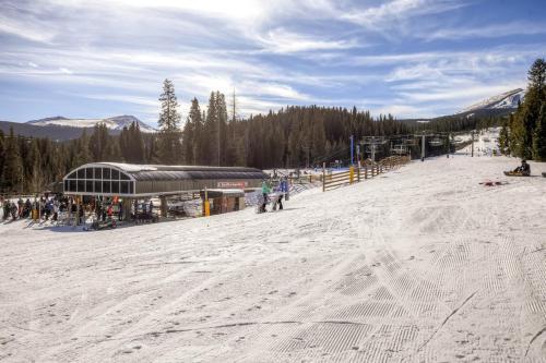 Apartamento Breck Ski-in And Out Studio Steps To Quicksilver Lift!
