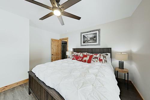 New Listing! Blue River Gem With Mountain-view Deck Home