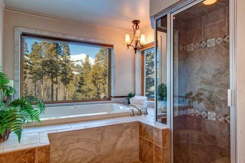 Luxurious & Spacious Home With Hot Tub - Sleeps 24