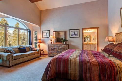 Luxurious & Spacious Home With Hot Tub - Sleeps 24