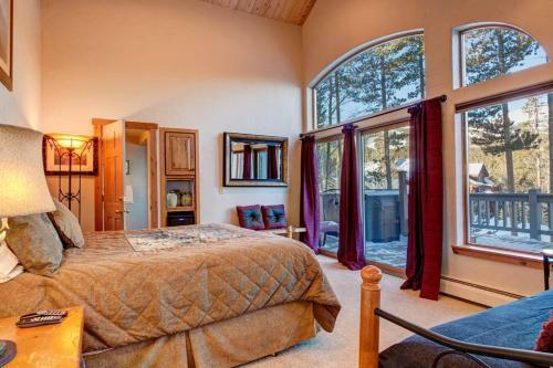 Luxurious & Spacious Home With Hot Tub - Sleeps 24