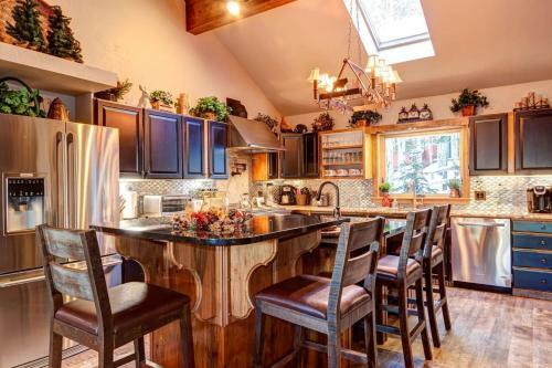 Luxurious & Spacious Home With Hot Tub - Sleeps 24