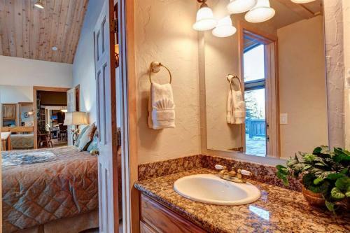 Luxurious & Spacious Home With Hot Tub - Sleeps 24