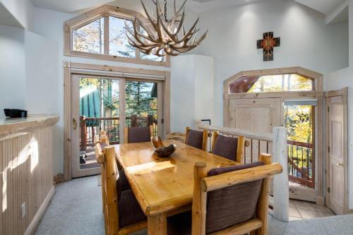 Woods Red Oak Townhome Hot Tub Sleeps 11