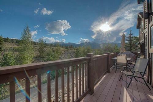 Creekside Home - Great Location & Private Hot Tub!