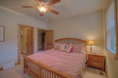 Creekside Home - Great Location & Private Hot Tub!