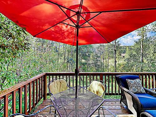 New Listing! Alpine Getaway With Deck, Near Skiing Home