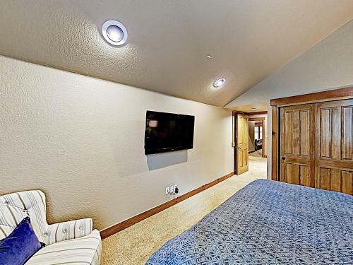 New Listing! Alpine Getaway With Deck, Near Skiing Home