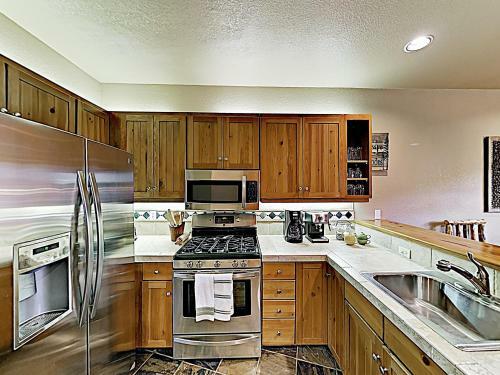 New Listing! Alpine Getaway With Deck, Near Skiing Home