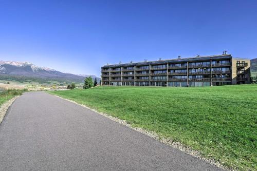 Apartamento Lakefront Retreat With Panoramic Mountain Views