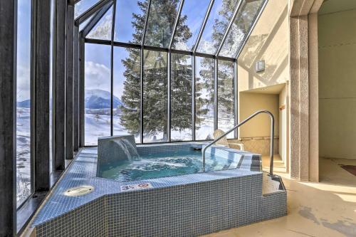 Apartamento Lakefront Retreat With Panoramic Mountain Views