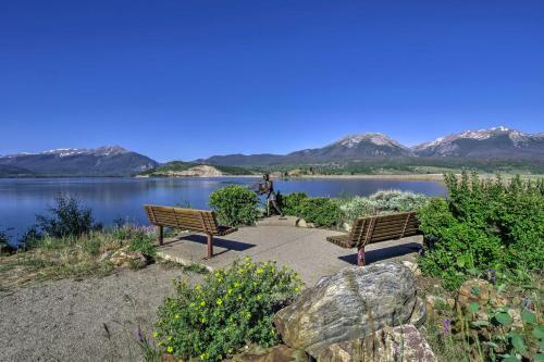 Apartamento Lakefront Retreat With Panoramic Mountain Views