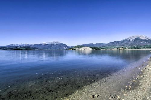 Apartamento Lakefront Retreat With Panoramic Mountain Views
