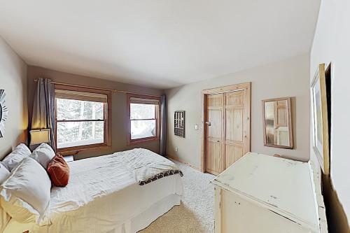 New Listing! Inviting Mountain Home With Hot Tub Home