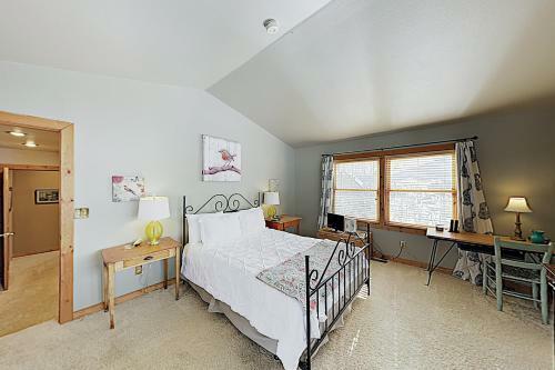 New Listing! Inviting Mountain Home With Hot Tub Home