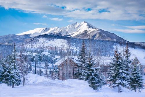 New Listing! Inviting Mountain Home With Hot Tub Home
