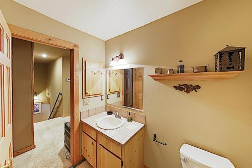 New Listing! Inviting Mountain Home With Hot Tub Home