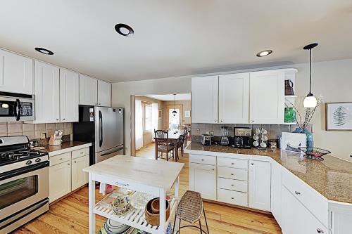 New Listing! Inviting Mountain Home With Hot Tub Home