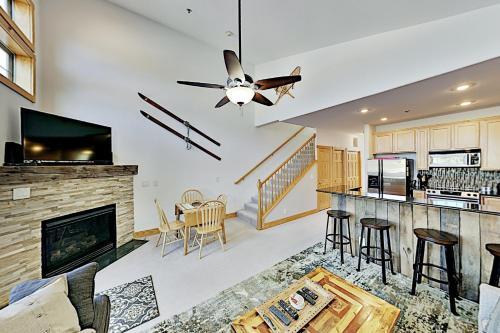 Apartamento Sunny Spacious Mountain Condo - Fireplace & Deck Condo