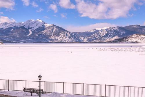 Stunning Lakefront Views - 2br Condo - Bbq And Fireplace!