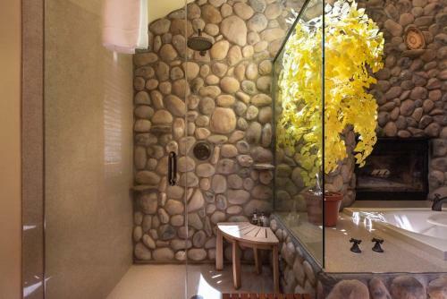 Bed & Breakfast Romantic Riversong Inn