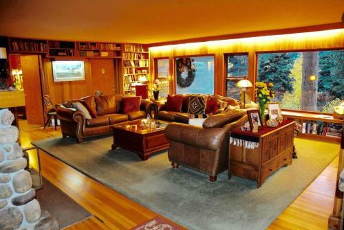 Bed & Breakfast Romantic Riversong Inn