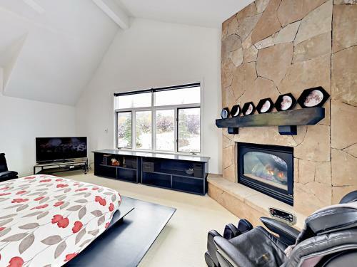 Grand 5,000 Square Foot 4br Mountain Home Home