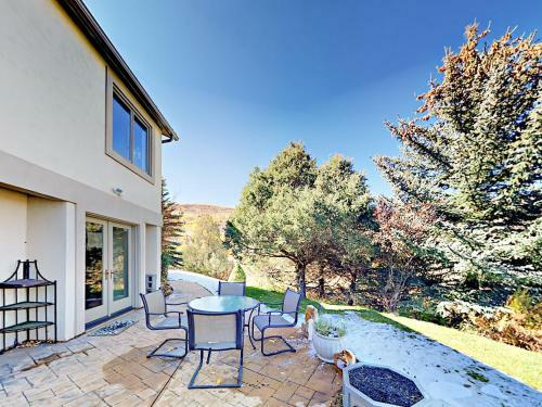 Grand 5,000 Square Foot 4br Mountain Home Home