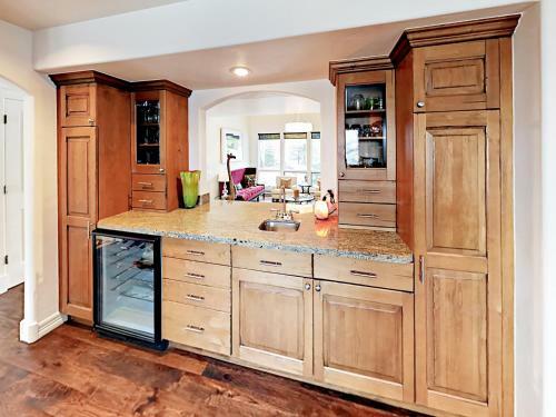 Grand 5,000 Square Foot 4br Mountain Home Home