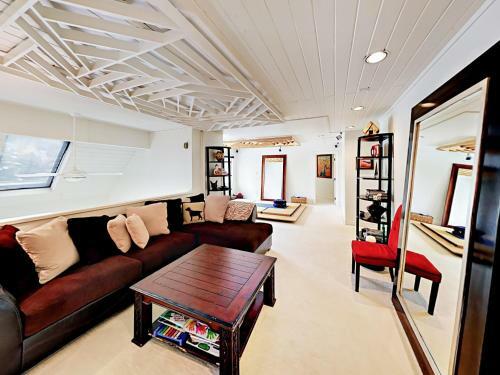 Grand 5,000 Square Foot 4br Mountain Home Home