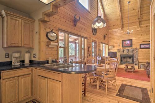 Log Cabin With Mountain Views About 30mi To Pikes Peak