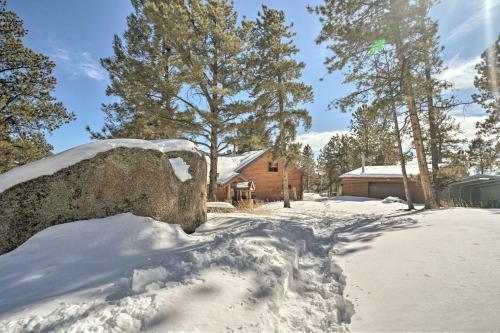 Log Cabin With Mountain Views About 30mi To Pikes Peak