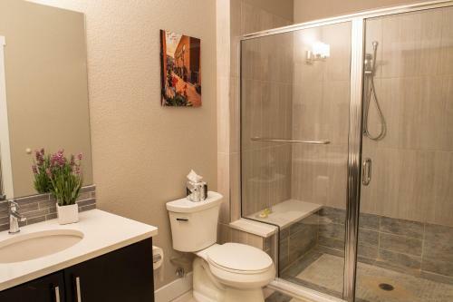 Modern Townhome Near Old Town, Breweries, & River!