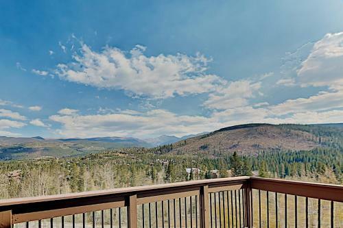 Apartamento Top-floor Condo With Deck & Expansive Mountain Views Condo