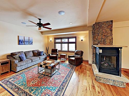 New Listing! Huge Townhome With Private Garage Townhouse