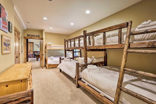 The Bells Luxe Lodge With Game Room, Deck, Fireplace